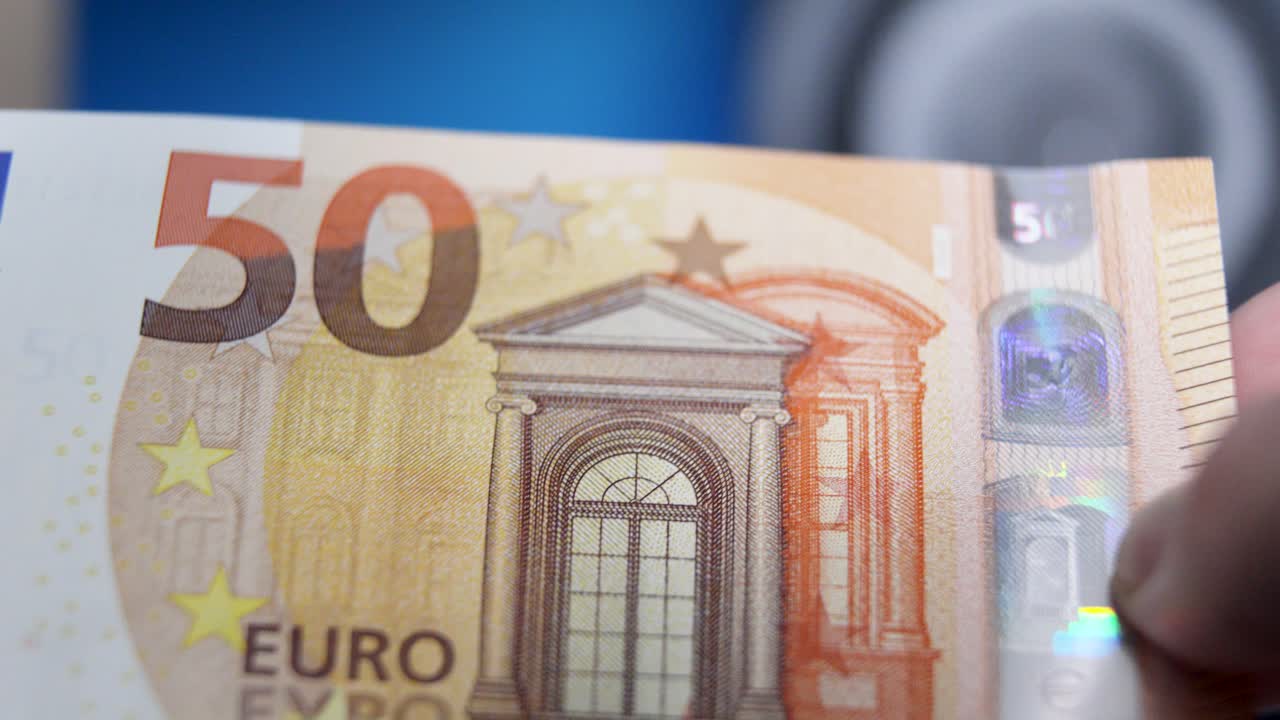 손에 50유로 지폐를 들고 있는 남자의 클로즈업