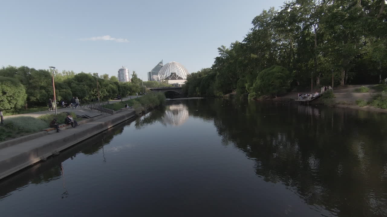 현대적인 건축물로 강변의 도시 공원