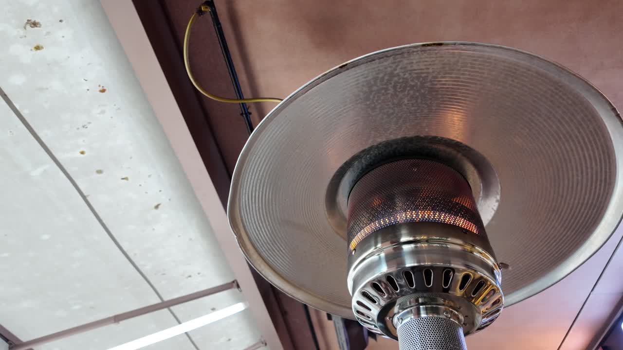 Udendørs gas terrassevarmer med synlig flamme