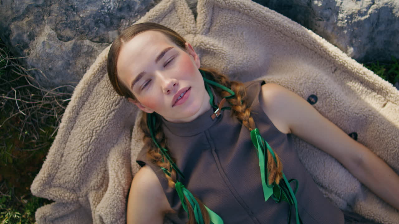 로키 힐에 누워있는 여자의 초상화 여행. 카메라를 찾는 매를 가진 평온한 여성