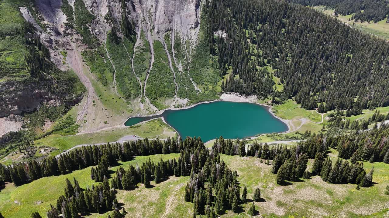 Ripresa aerea del lago Emerald, Gothic Valley Trail, Colorado USA, paesaggio montano incontaminato in una giornata estiva e soleggiata