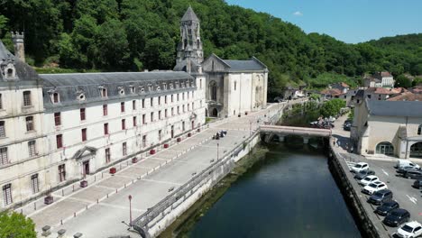 abadía de brantome dordogne francia bajo dron, aéreo