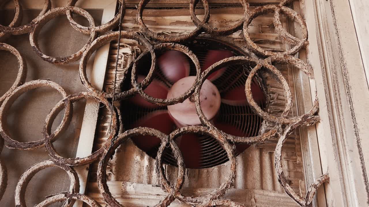 오래된 녹은 에어컨 야외 유이 느린 동작으로 회전합니다. 가까이 가십시오.