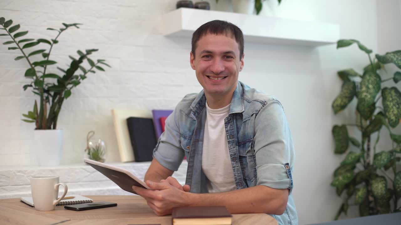 hombre de negocios haciendo una llamada de video, mirando a la cámara y hablando, discutiendo estrategia con socios en línea, entrenador de negocios milenario mentor grabando webinar, gerente de recursos humanos realizando una entrevista de trabajo a distancia