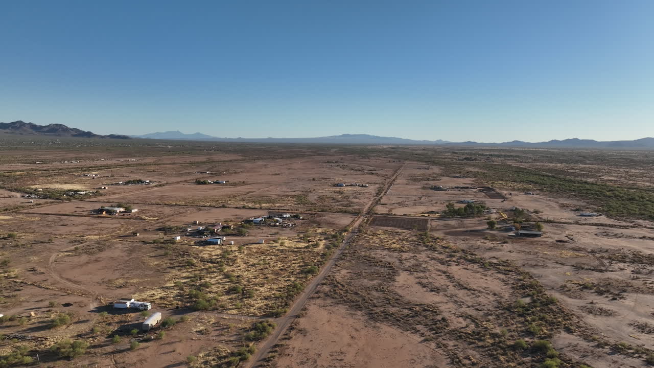 tomada de avión no tripulado de la zona rural del sur de arizona cerca de picture rocks, amplia toma aérea