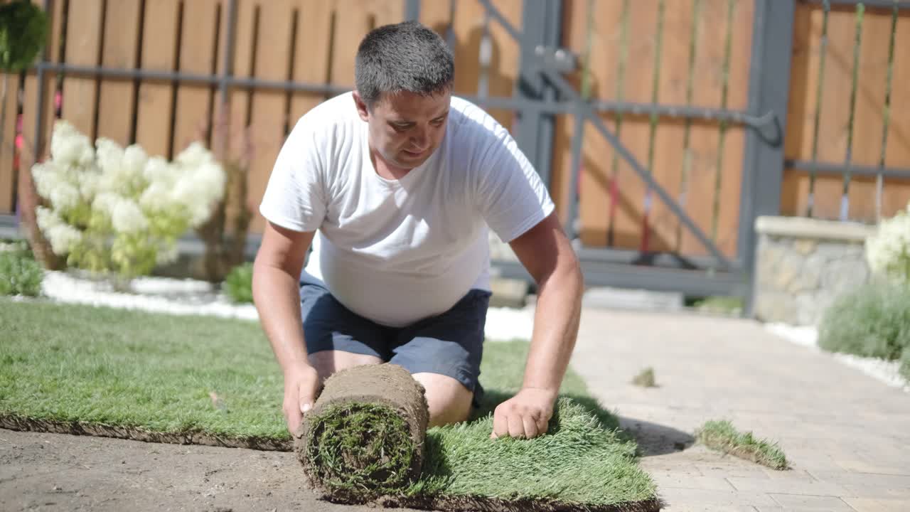 정원사 가 자연 잔디 잔디 를 굴러 놓고 있다