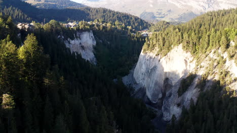 Drohne-Schwebt-über-Der-Großen-Schlucht-In-Laax,-Schweiz