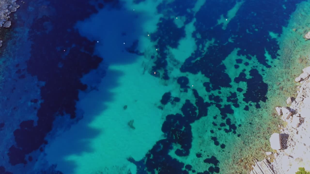 드론이 아래로 향하고 이비자 만 위를 돌고 있습니다.