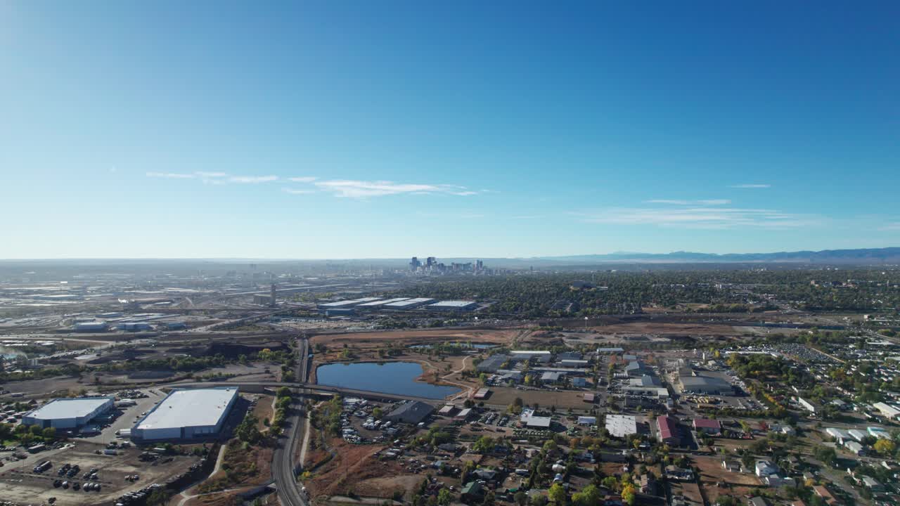 콜로라도 주 덴버 시내를 향해 날아다니는 멀리 떨어진 드론.