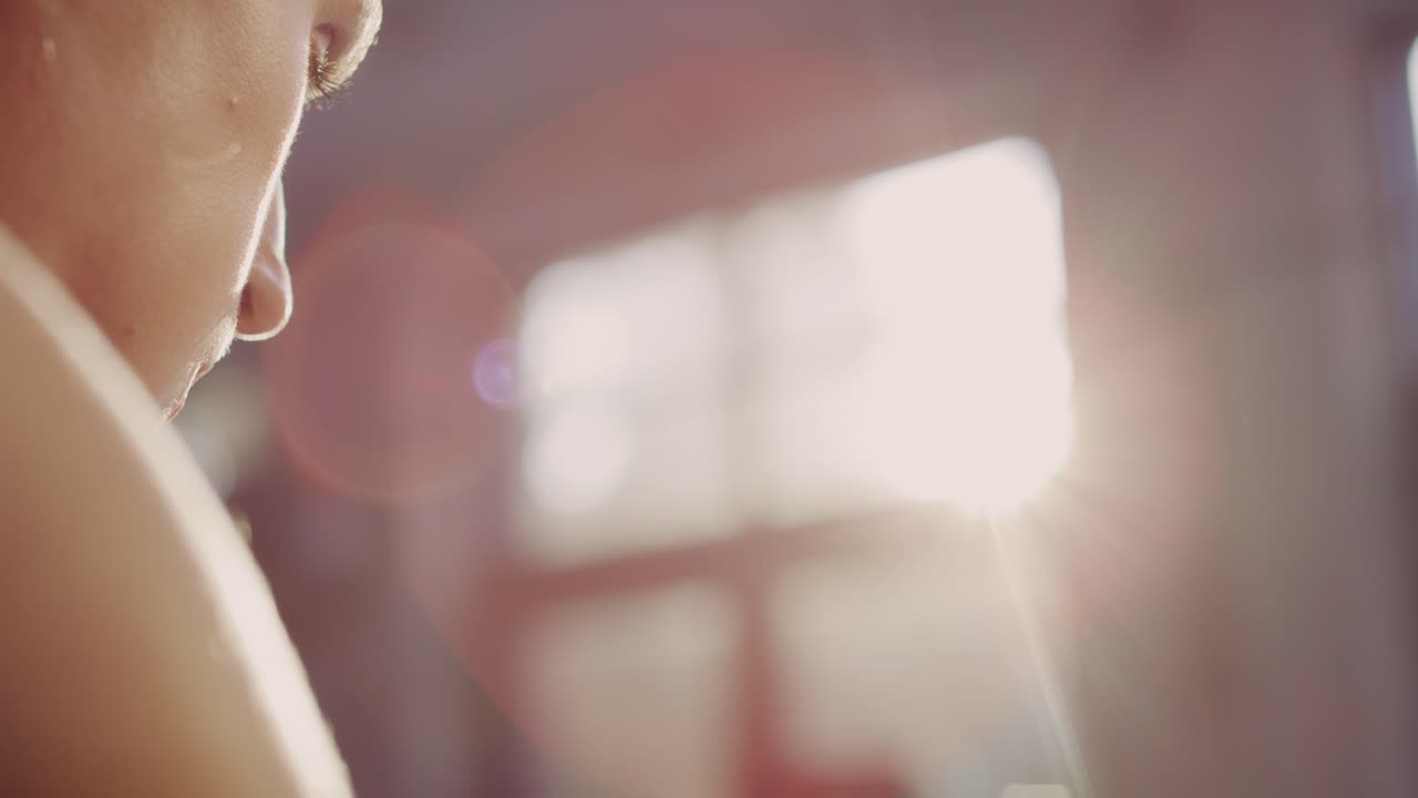 운동 자전거 를 타고 운동 하는 운동 선수 의  ⁇ 드헬드 뷰