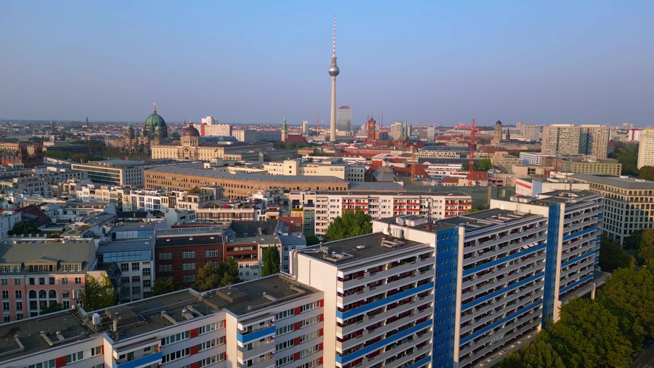 Berlins bybillede med Byslot, tv-tårnet, domkirken, Røde Rådhus og SED's Centralkomité badet i gyldent lys. Smuk droneoptagelse med indzoomning.