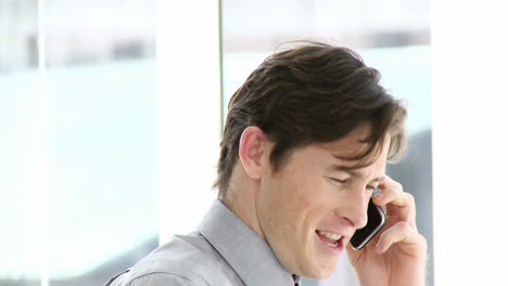 hombre de negocios positivo hablando por teléfono