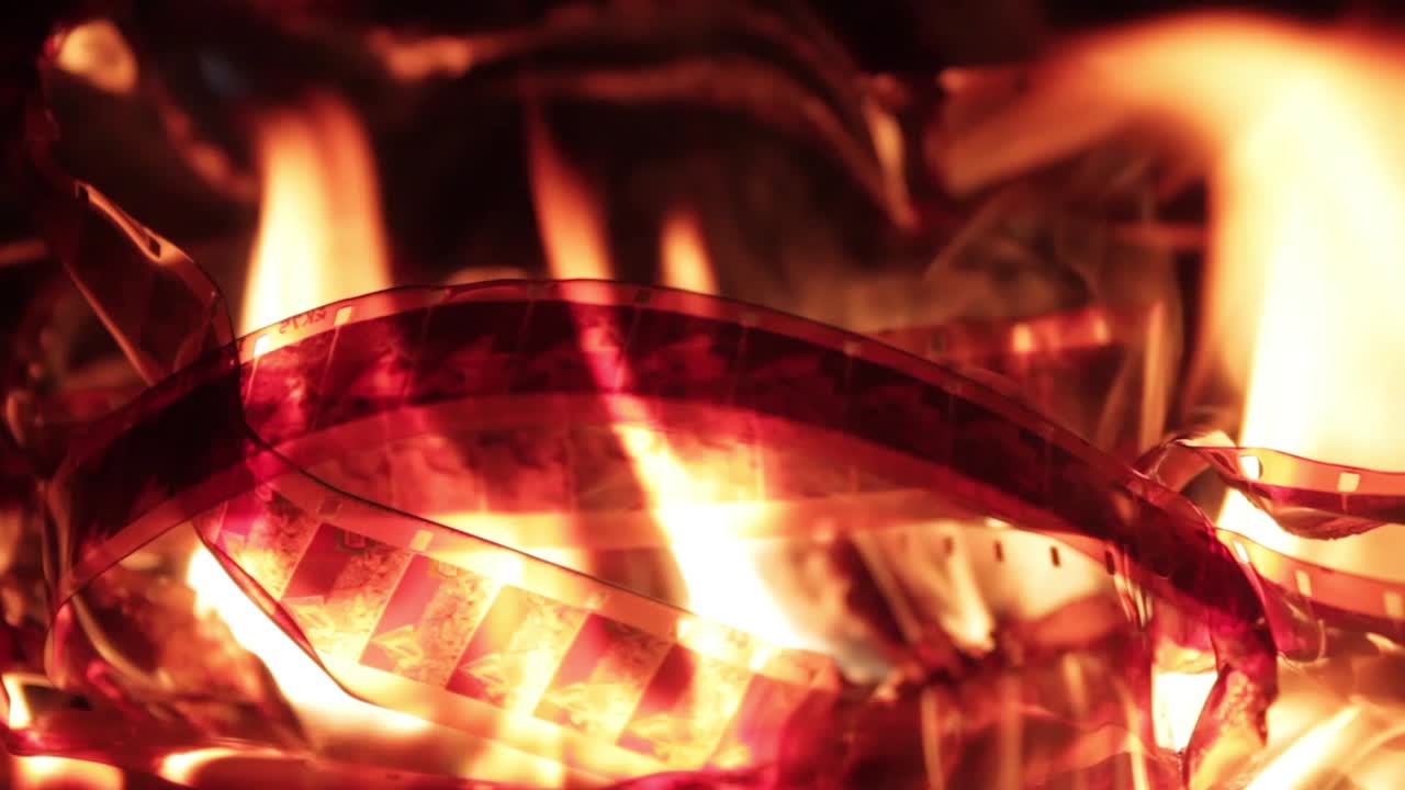 불에 의해 천천히 불타는 셀로이드 필름