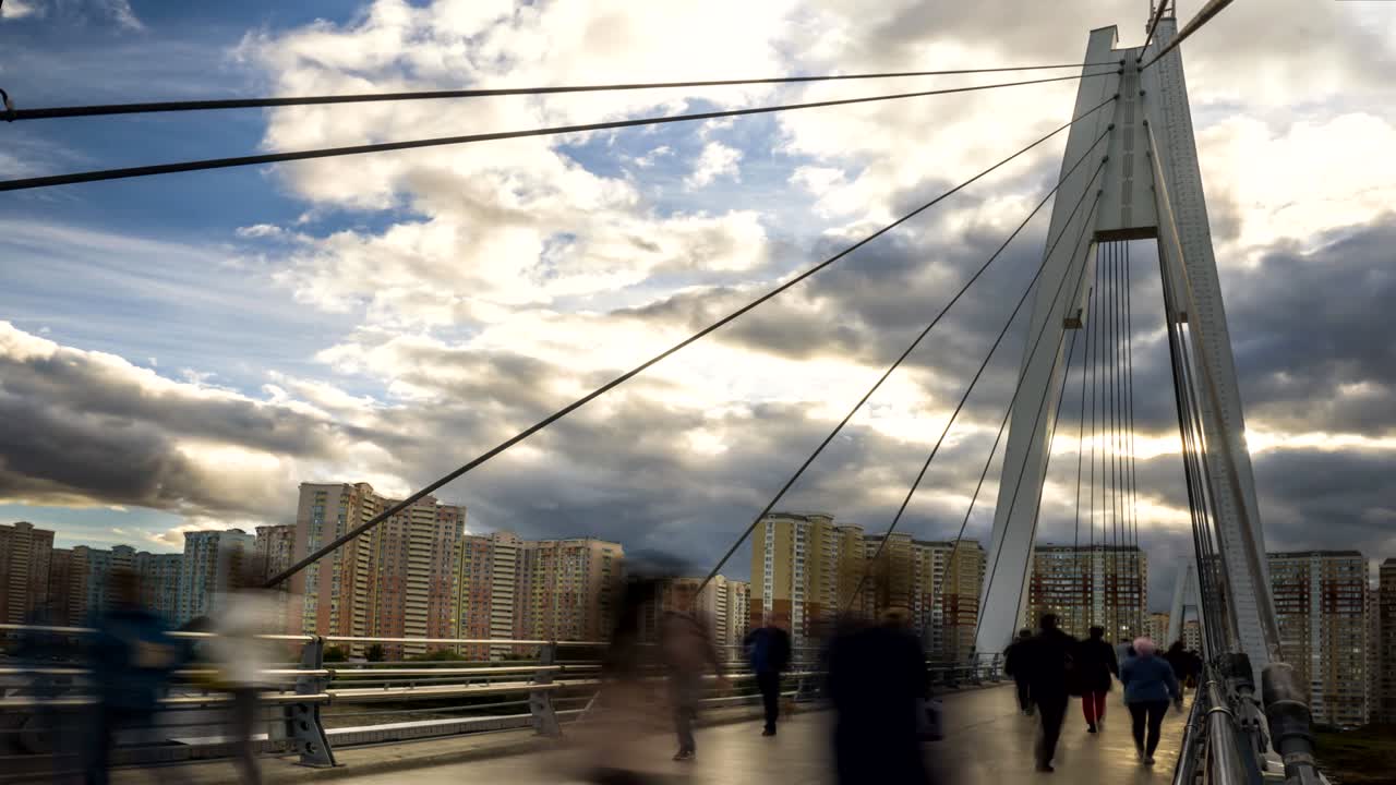 mucha gente caminando por el puente peatonal a la nueva zona residencial, el lapso de tiempo