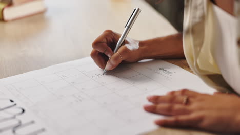 mujer planeando su horario en un calendario