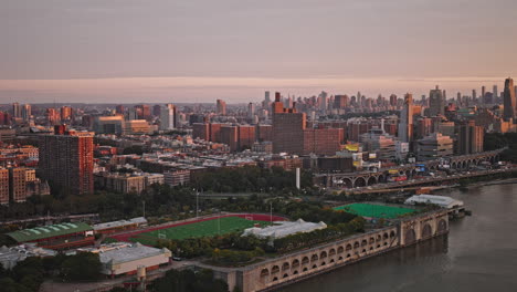 NYC-New-York-Luftaufnahme-V253-Drohnenüberflug-über-Den-Hudson-River,-Aufnahme-Des-Riverbank-State-Parks-Im-Viertel-Hamilton-Heights-Und-Der-Stadtlandschaft-Von-Upper-Manhattan-Bei-Sonnenuntergang-–-Aufgenommen-Mit-Inspire-3-8k-–-September-2023