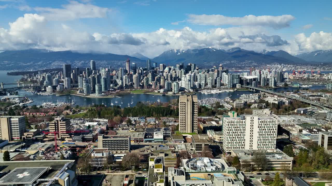 캐나다의 밴쿠버 제너럴 병원 (vancouver general hospital) 과 페어뷰 (fairview) 에서 볼 수 있는 밴쿠버 시내 스카이 라인 (skyline) 과 폴스 크리크 (false creek)