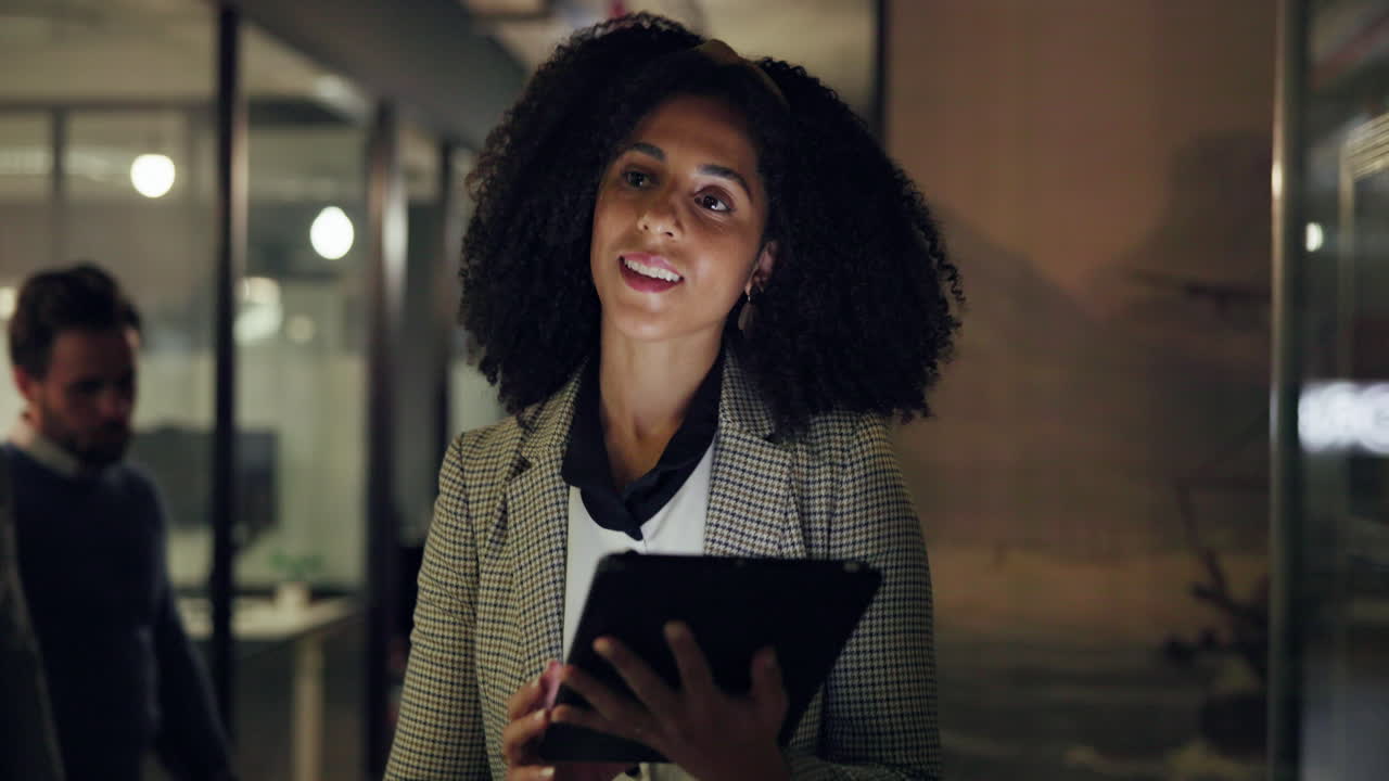mujer de negocios trabajando en una tableta en la oficina