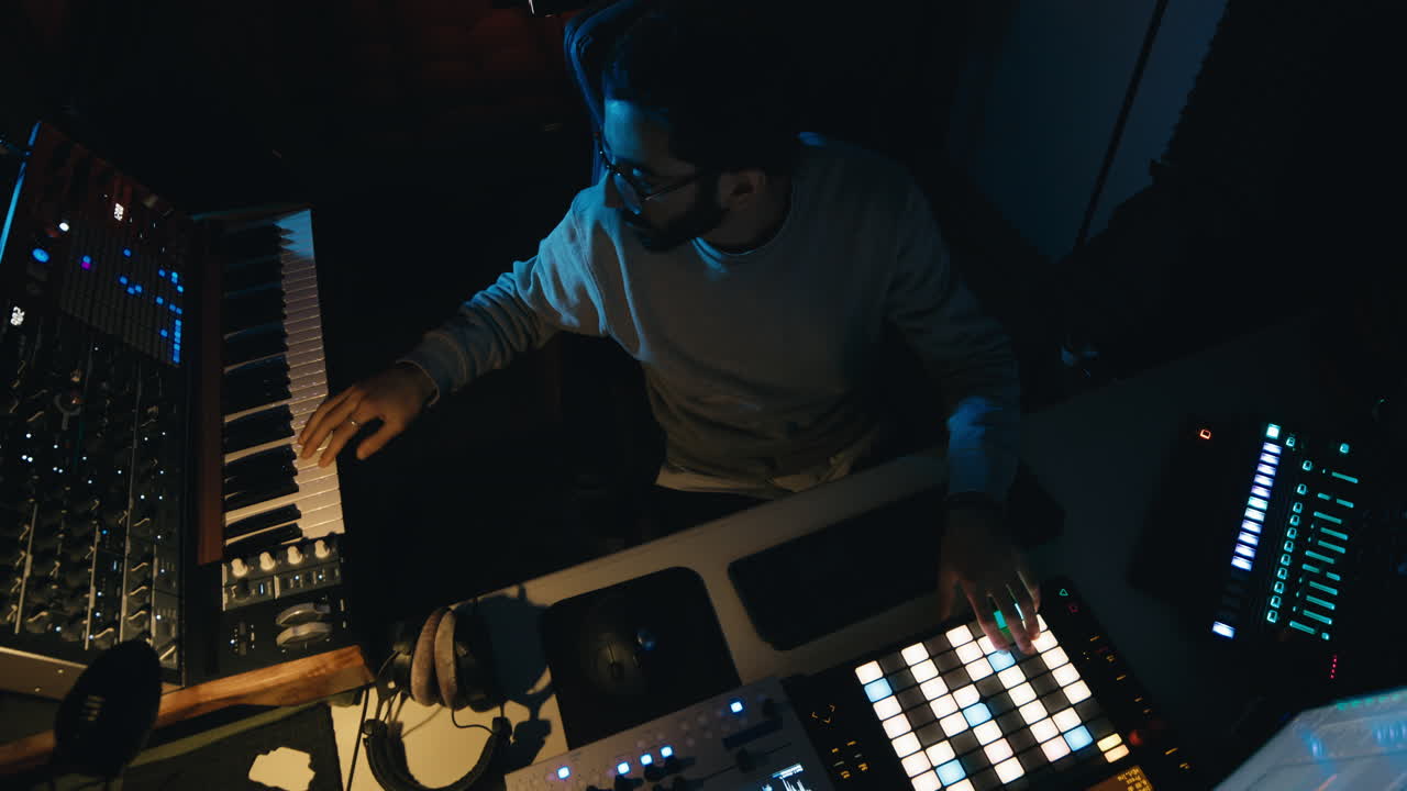 diseñador de sonido en el estudio