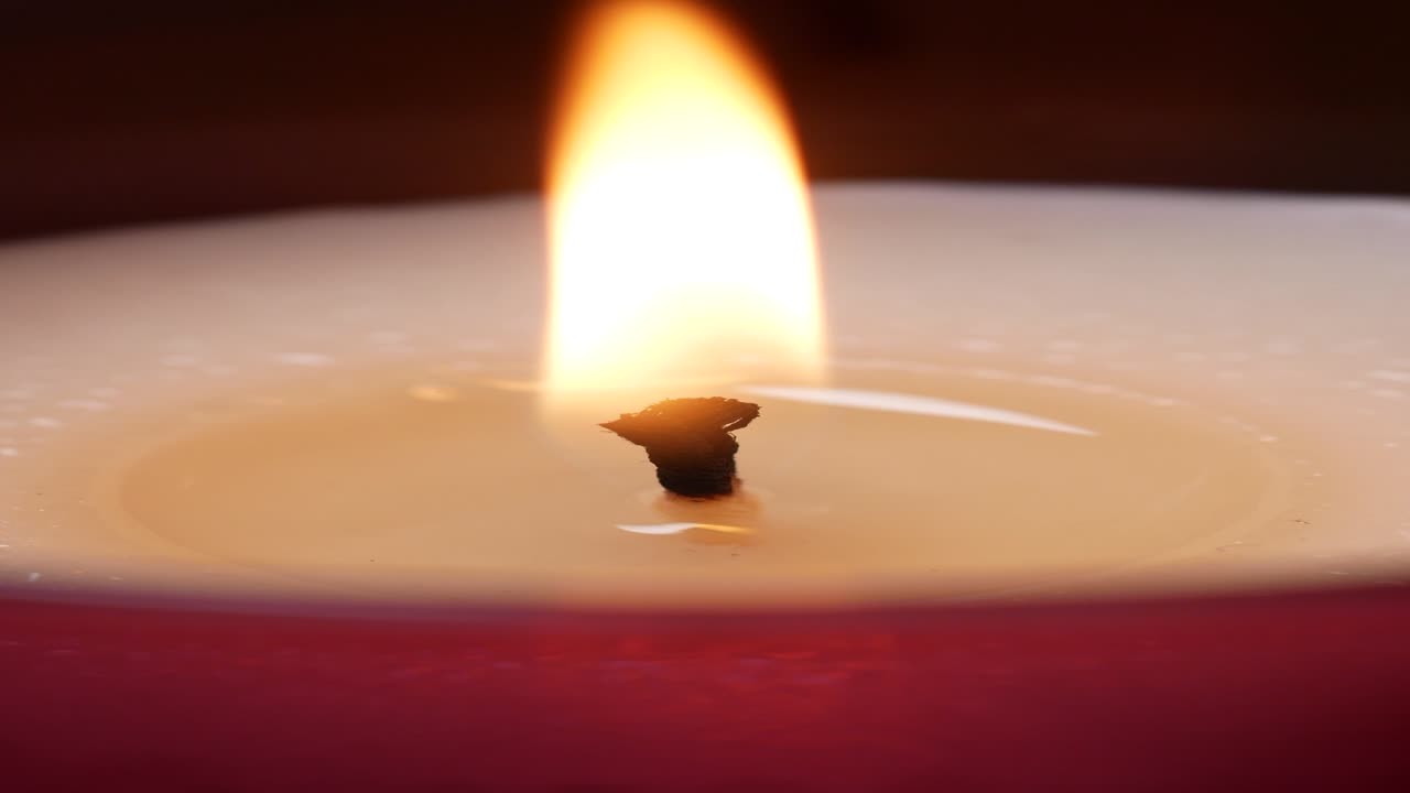 крупный план горящей свечи