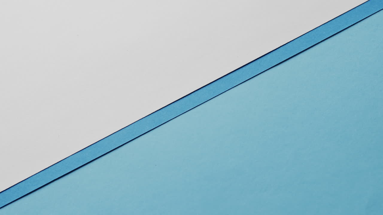 primer plano de tarjetas en blanco y azules con espacio de copia en cámara lenta