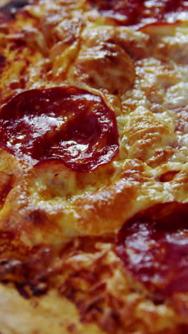 pizza con aderezos de pepperoni