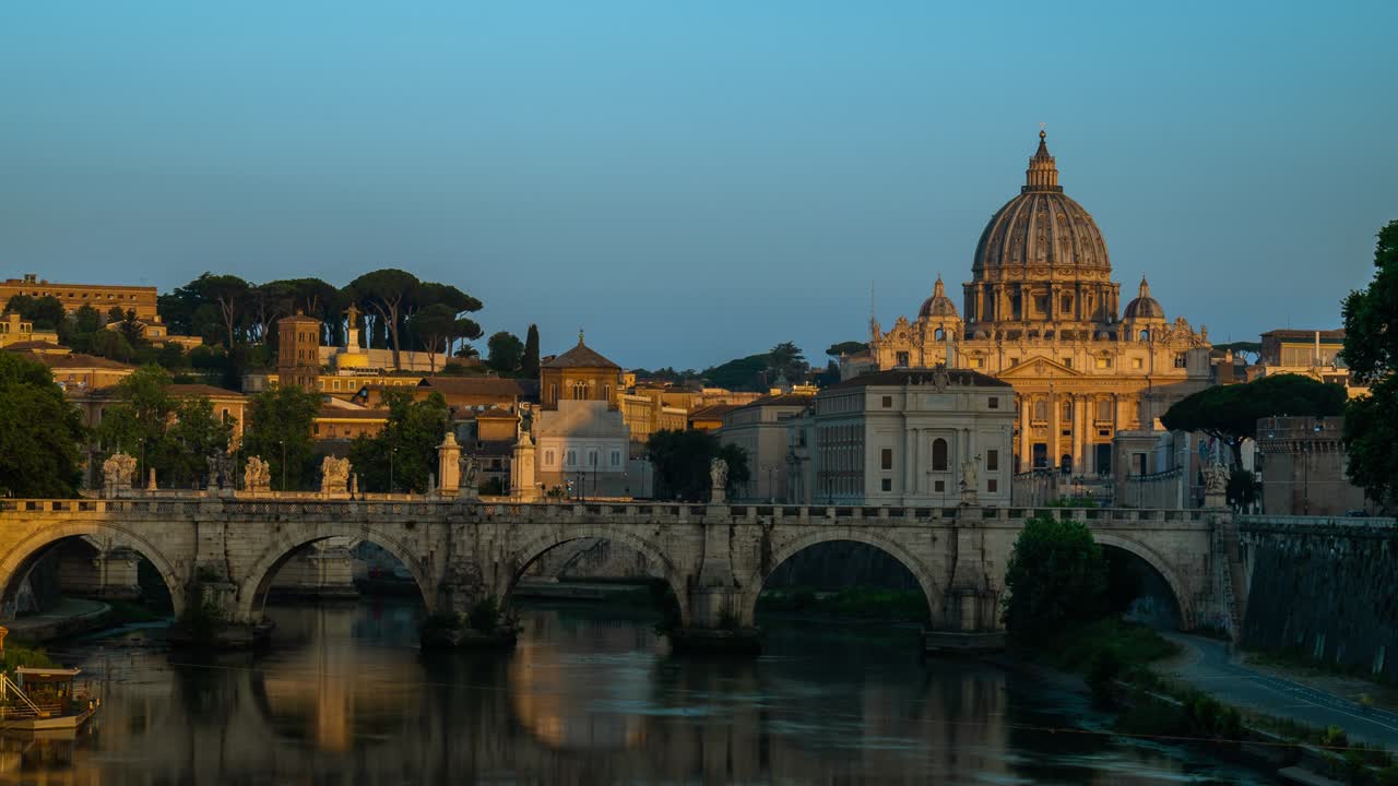 바티칸 시의 티베르 강 위에 있는 세인트 피터 대성당