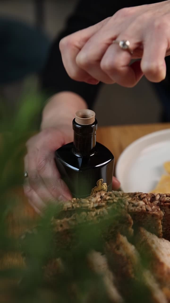 Membuka Botol Minyak Zaitun