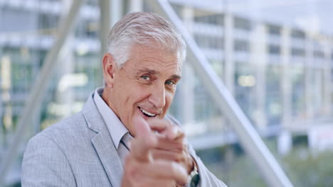 feliz, gesto de la mano y retrato de un anciano