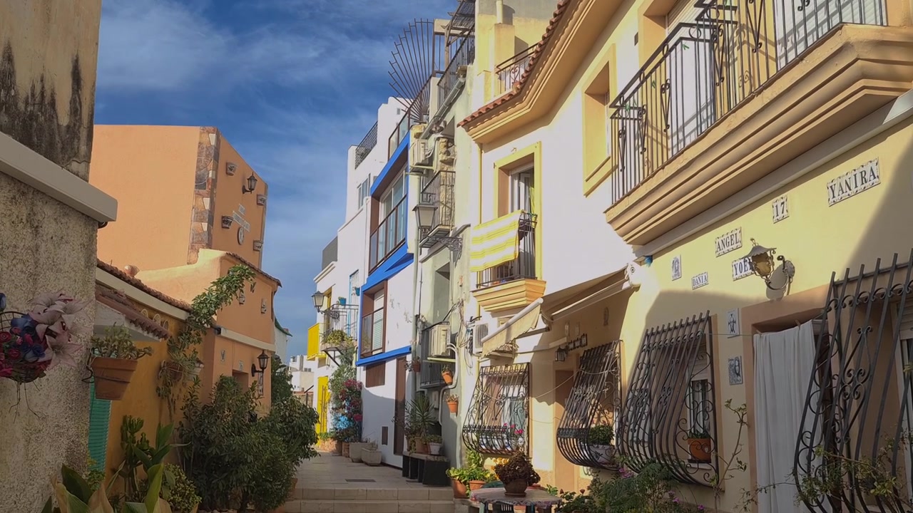 Den gamle bydel i Alicante, Spanien. Idyllisk smal gade og autentisk middelhavsarkitektur