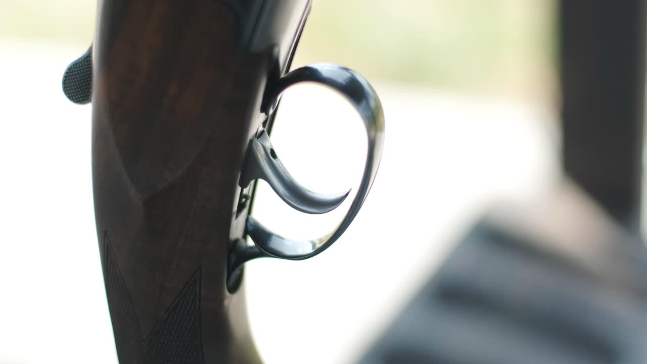 escopeta de doble cañón en la mesa. campo de deportes para una prueba de tiro es disparar a skeet volador