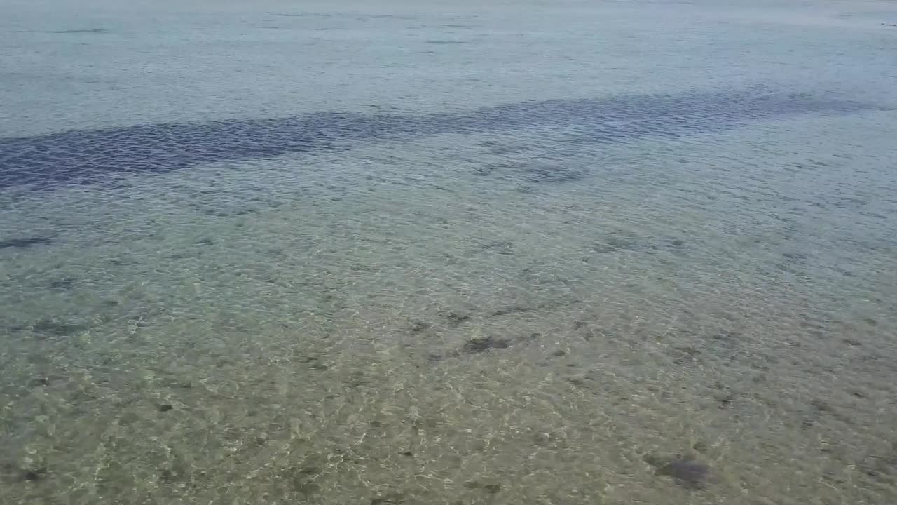 맑은 바닷물 위의 드론 영상