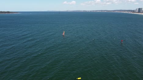 Segelboot-Navigiert-Auf-Den-Gewässern-Des-Atlantischen-Ozeans-Von-Punta-Del-Este-In-Uruguay