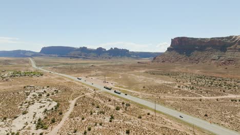 carretera que pasa por moab utah rocas rojas y acantilados 4k