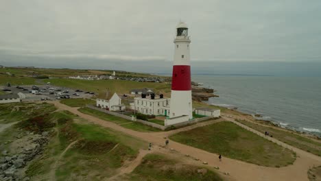 Luftaufnahme-Portland-Bill-Gestreifter-Leuchtturm-An-Der-Zerklüfteten-Englischen-Juraküste-Dorset-Dolly-Rechts