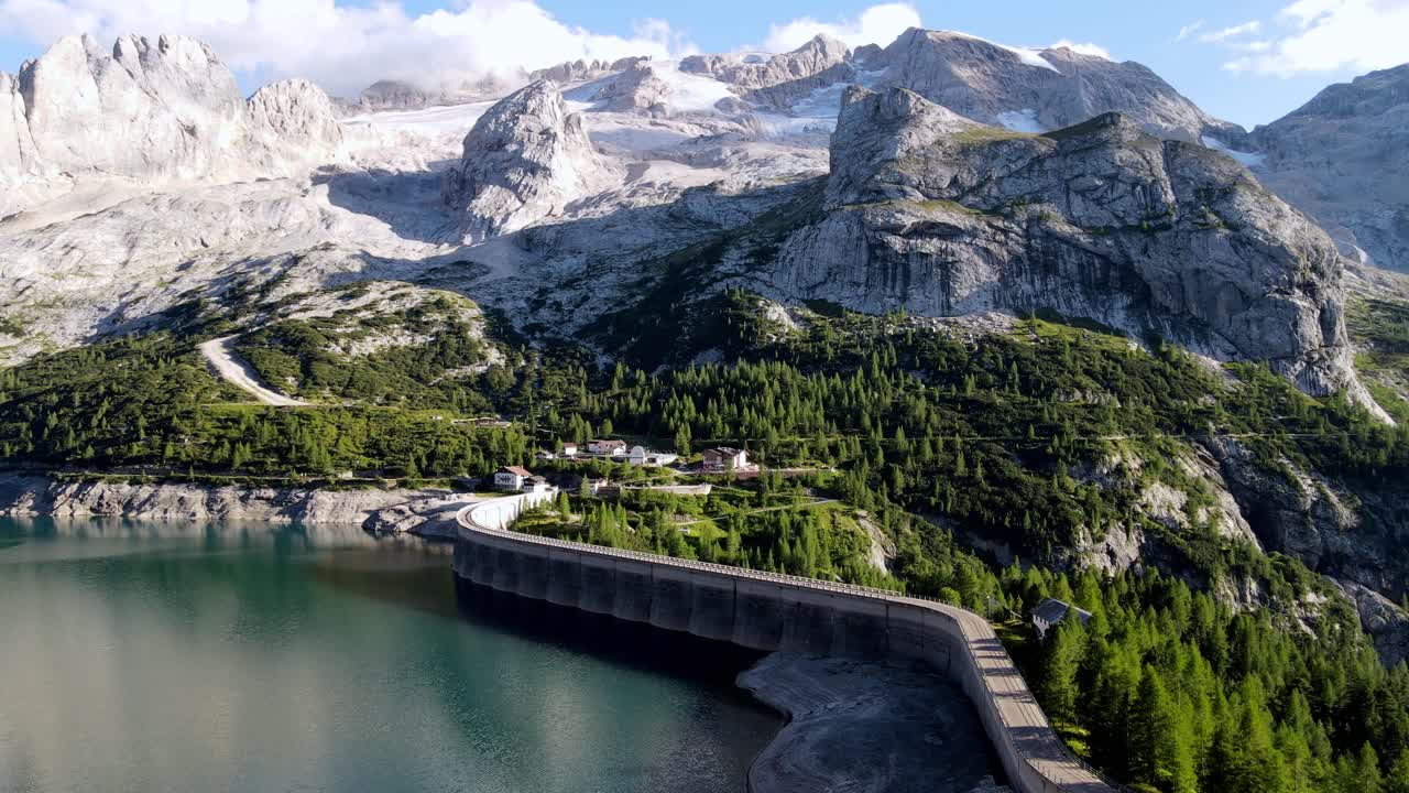 이탈리아 백운석에 있는 마르몰라다 산의 공중 전망