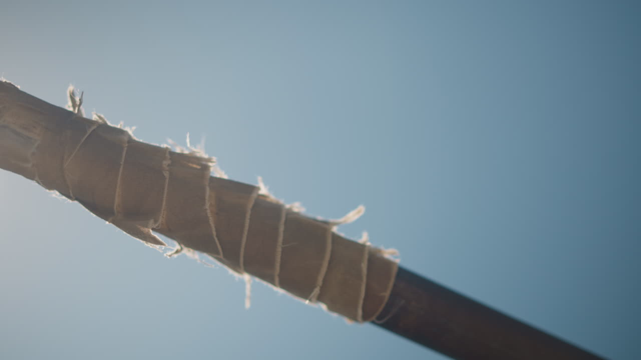 강력한 손 훈련, 밝은 햇빛이 악력을 강화시켜 줘요. 강도 높은 훈련 세션에서는 빛나는 햇빛 아래 거친 운동 기구를 잡고 땀으로 흠뻑 젖은 손바닥으로 힘을 키워요.