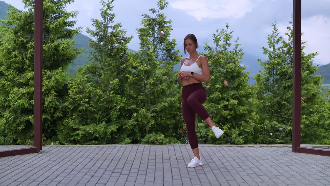 야외에서 균형 운동을 하는 여자