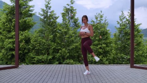 mujer realizando ejercicios de equilibrio al aire libre