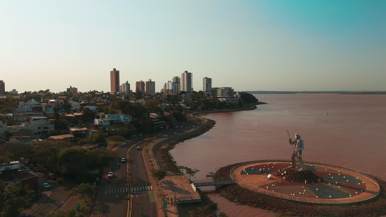 impresionante vista del atardecer de posadas, una ciudad costera de argentina, que destaca la belleza serena de los alrededores