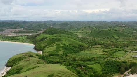 paisaje aéreo rural de verdes colinas montañosas en el sur de lombok, indonesia