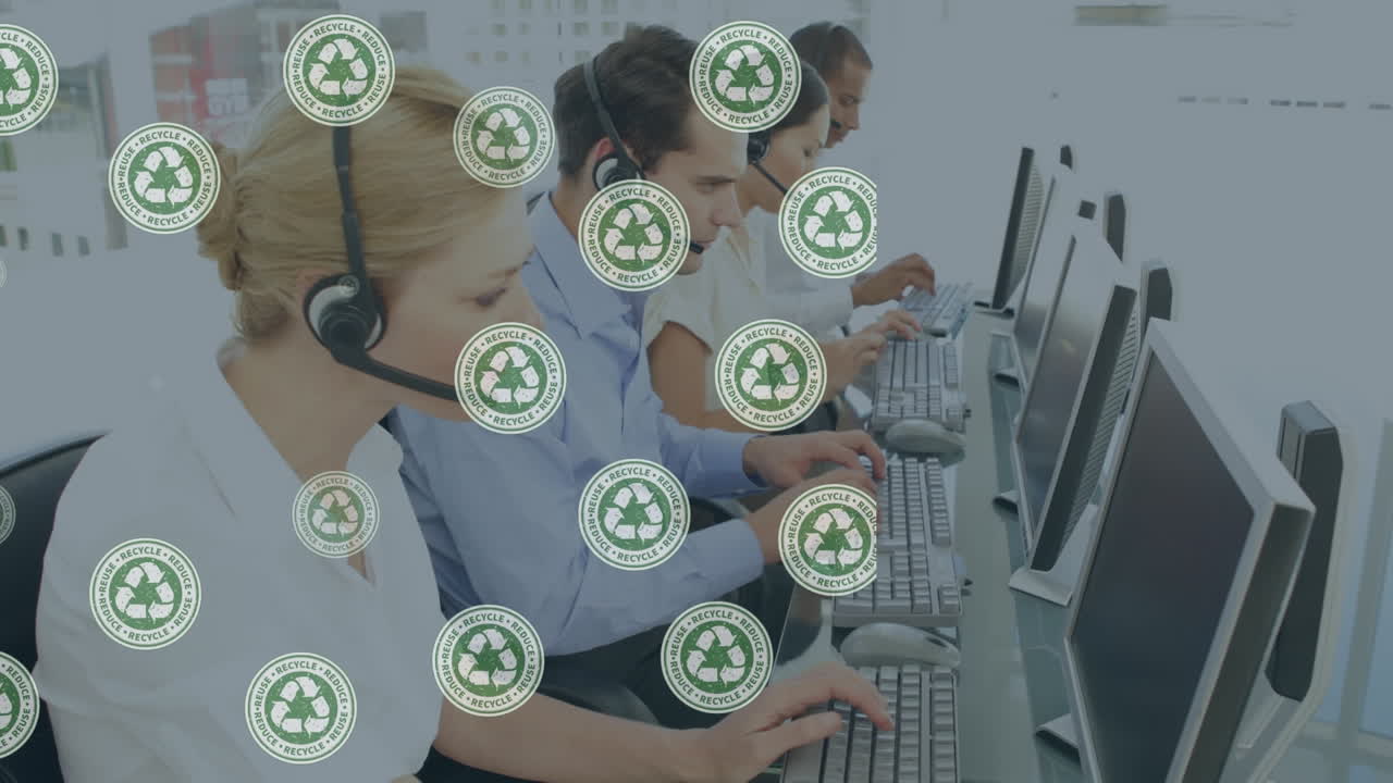 animación de iconos de ecología sobre diversas personas de negocios que usan auriculares de teléfono en la oficina