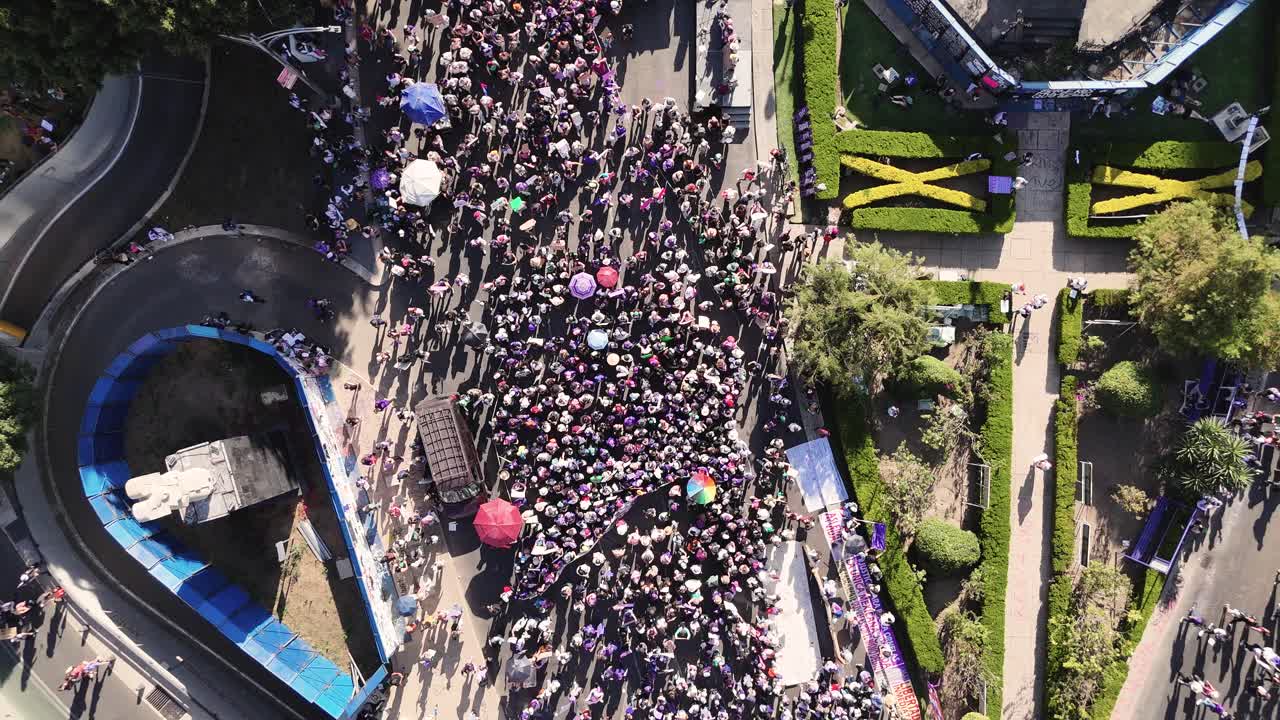 vista aérea de la manifestación del día internacional de la mujer a lo largo del paseo de la reforma, ciudad de méxico