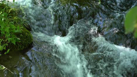 río ruidoso cayendo de la montaña