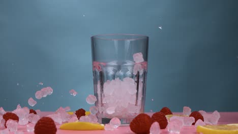 Cubitos-De-Hielo-Cayendo-En-Vaso-De-Cóctel-En-Cámara-Súper-Lenta-1000fps-4k