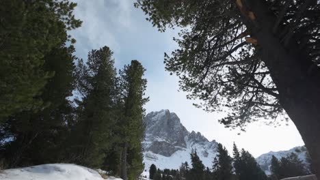 Wooden-Fence-Towards-Munt-de-Fornella-In-San-Martino,-Badia,-Passo-delle-Erbe,-Dolomites,-Italy