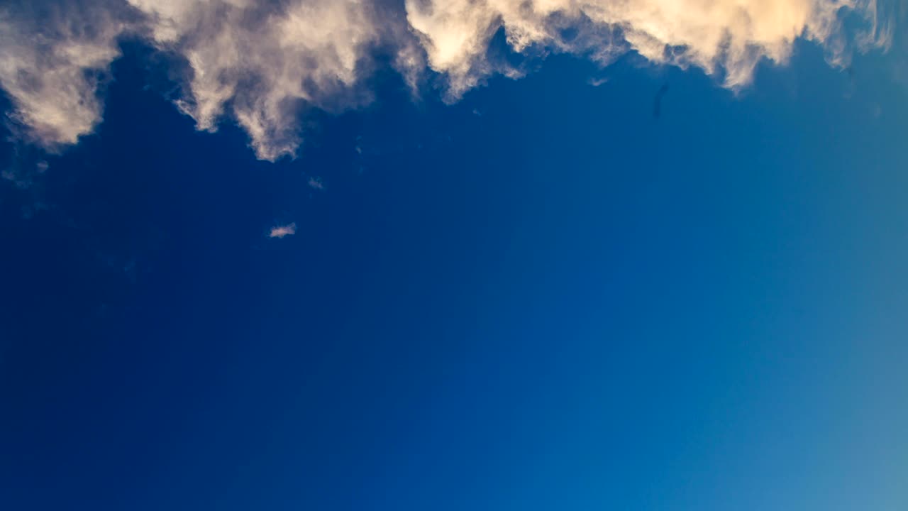 파란 하늘 위의 구름의 시간 경과