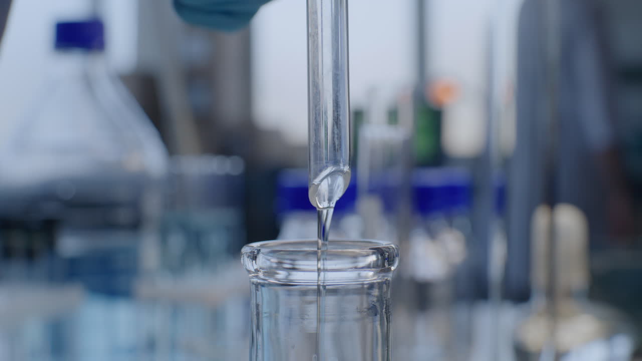 transferencia de líquido en un laboratorio