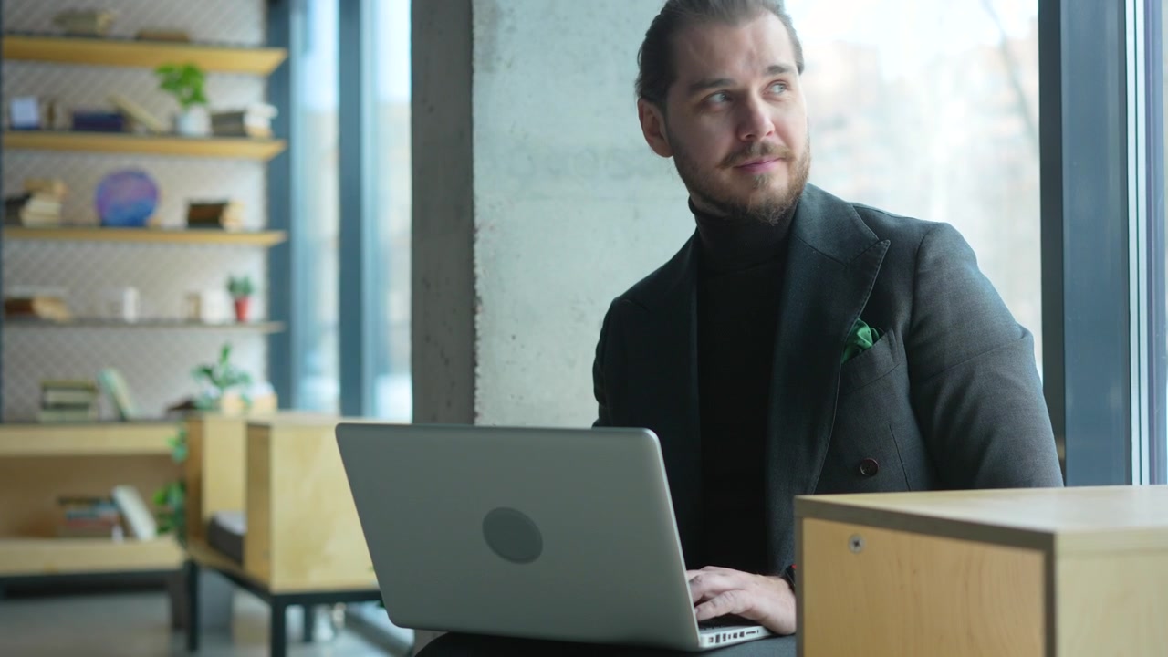 Un professionista che lavora al portatile in un ufficio moderno