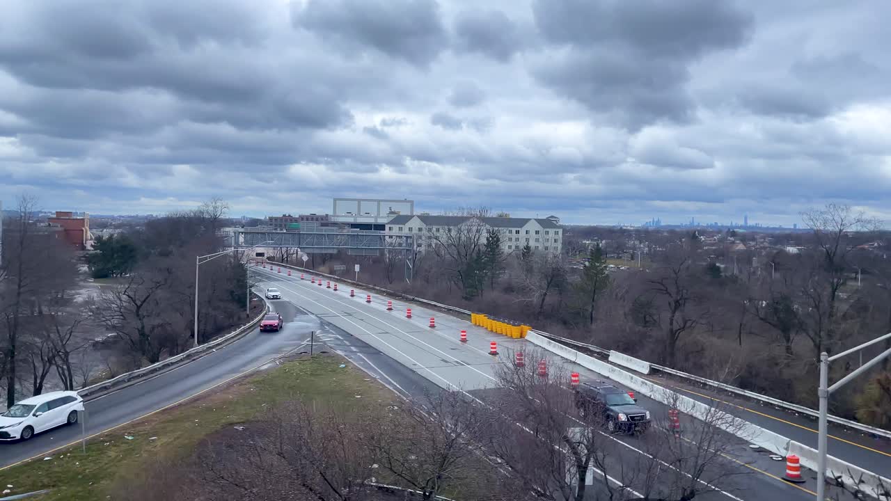 맨해튼 스카이라인을 배경으로 뉴욕 시의 느린 움직임  ⁇